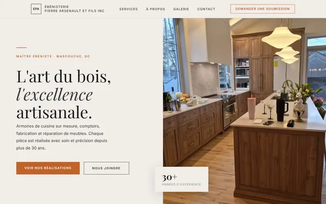 Accueil du site ebenisteriebachar.ca sur ordinateur, avec une cuisine en bois