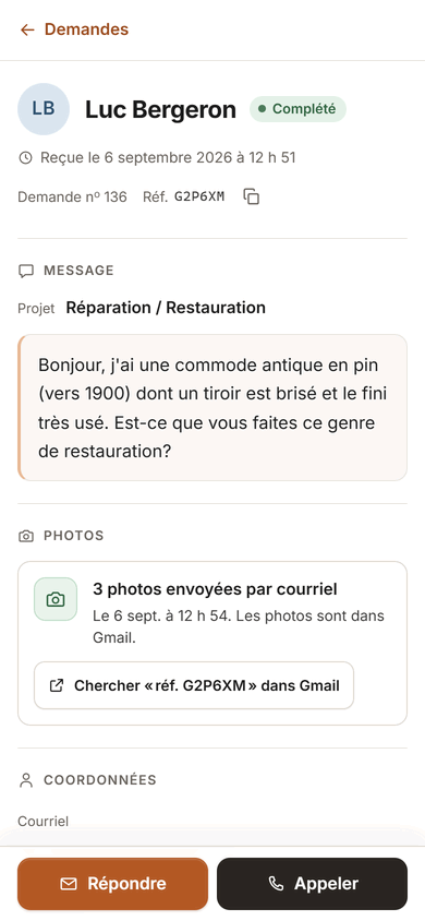 Une demande ouverte sur un téléphone&nbsp;: le message du client, la mention des photos envoyées par courriel avec un bouton pour les chercher dans Gmail, et les boutons Répondre et Appeler au bas de l’écran.