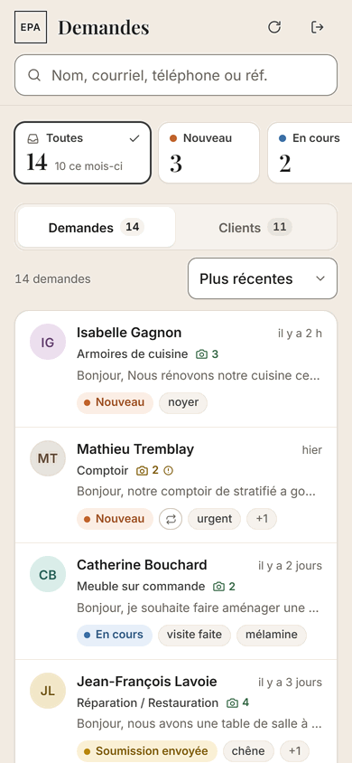 Le tableau de bord sur un téléphone&nbsp;: la recherche, le nombre de demandes par statut et la liste des demandes avec leurs étiquettes.